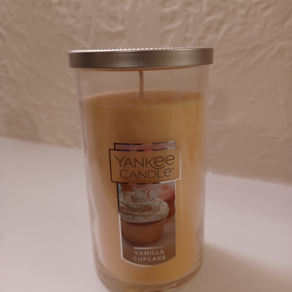 Yankee Candle Vanilla Cupcake Candle 🕯